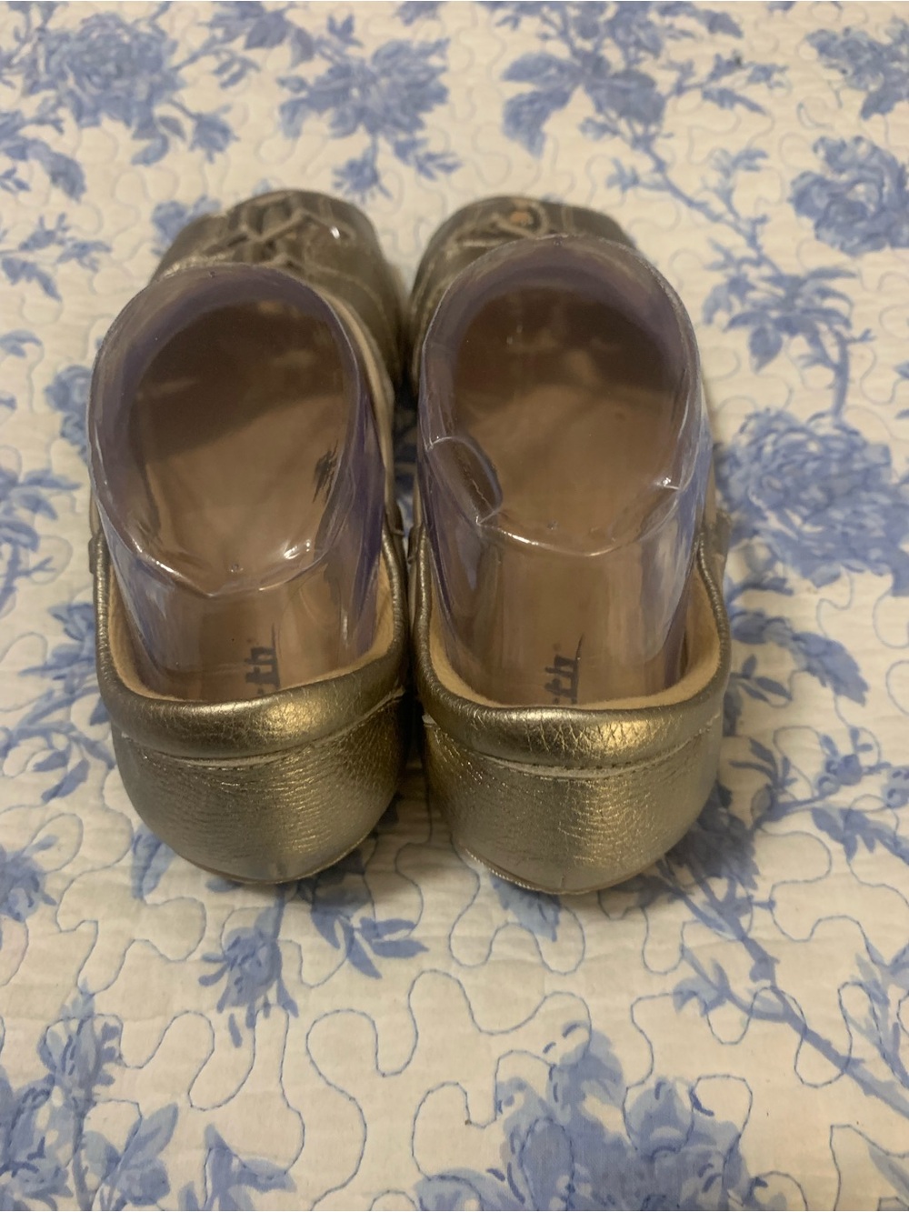 Earth Metallic Gold Leather Women's Sandals - Picture 3 of 6